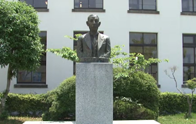 A bronze statue of Tetsujiro Furukawa