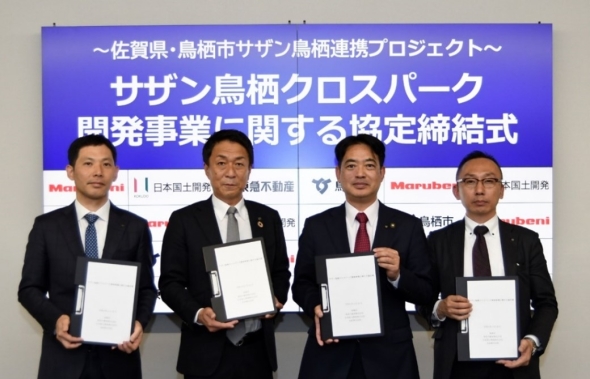 Scene from the agreement pf signing ceremony: From left to right: Assistant General Manager Masayuki Takamura, Marubeni Corporation; Executive MANAGER Kimitoshi Sato, TOKYU LAND CORPORATION; Mayor of Tosu City Mukaikado Yoshihito; Director Kazuya Urakawa , JDC CORPORATION